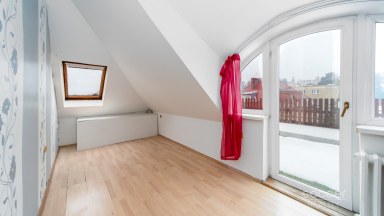 Velmi hezký byt s krásným výhledem a terasou v rodinné vile.