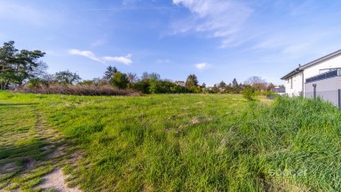 Prodej stavebního pozemku 2813 m2 v obci Dobříč u Prahy, okres Praha - Západ.