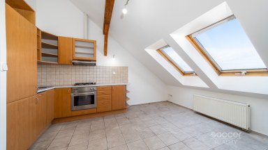 Pronájem bytu 2+kk/pokoj v patře, 69 m2, Praha 8 - Libeň, ul. Na Žertvách.