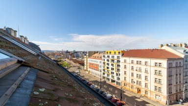 Pronájem bytu 2+kk/pokoj v patře, 69 m2, Praha 8 - Libeň, ul. Na Žertvách.