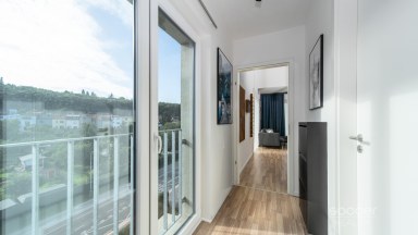 Prodej loftového bytu 1+kk s balkonem, sklepem a garážovým stáním – Bydlení na Krejcárku, Praha 9