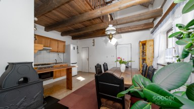 Malebný venkovský dům s prostornou zahradou blízko Českého ráje.