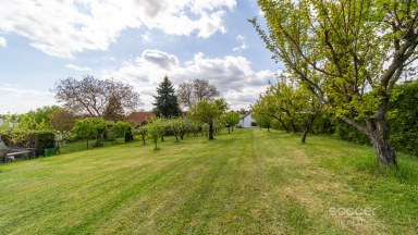 Malebný venkovský dům s prostornou zahradou blízko Českého ráje.