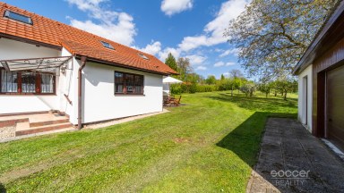 Malebný venkovský dům s prostornou zahradou blízko Českého ráje.