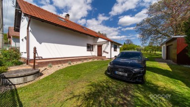 Malebný venkovský dům se zahradou blízko Českého ráje.