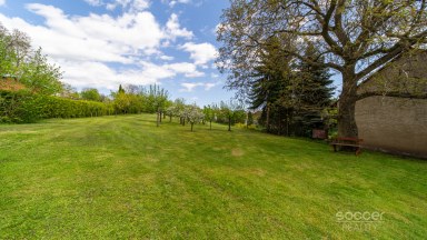 Malebný venkovský dům se zahradou blízko Českého ráje.