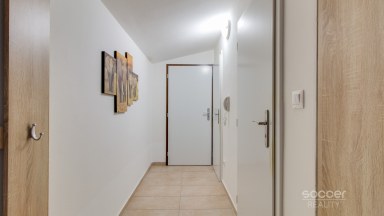 Pronájem bytu 3+1 s balkonem, v ulici U Školky, Nupaky. 