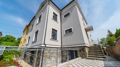 Velmi krásný nadstandardní byt ve vile se zahradou.