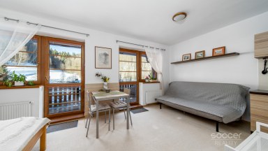 Z obýváku přímo na sjezdovku! Stylový apartmán 1+kk s terasou a parkováním – Prkenný Důl