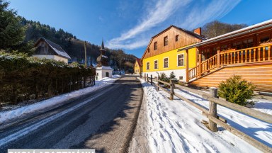 Z obýváku přímo na sjezdovku! Stylový apartmán 1+kk s terasou a parkováním – Prkenný Důl