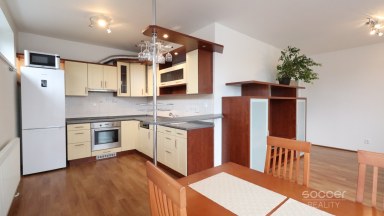 Pronájem bytu 2+kk/B/G, 59 m2 + 7 m2 balkon, ulice Pod Nouzovem, Praha – Kbely. 