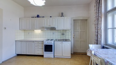 Pronájem staršího rodinného domu 4+1, pozemek 674 m2, ul. Dobšická, Praha – Horní Počernice.