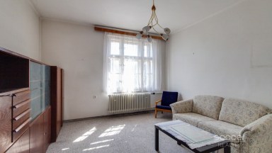 Pronájem staršího rodinného domu 4+1, pozemek 674 m2, ul. Dobšická, Praha – Horní Počernice.