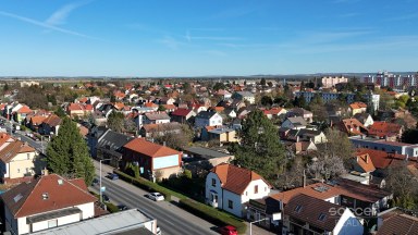 Pronájem staršího rodinného domu 4+1, ul. Dobšická, Praha – Horní Počernice.