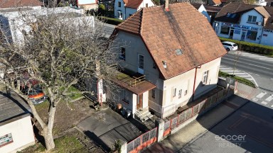 Pronájem staršího rodinného domu 4+1, ul. Dobšická, Praha – Horní Počernice.
