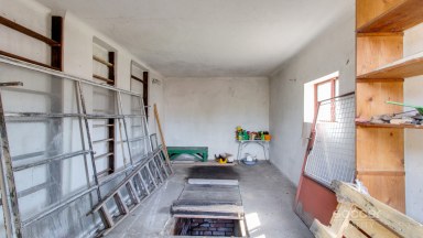 Pronájem garáží s pozemkem 450 m2, ul. Dobšická, Praha – Horní Počernice.