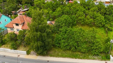 Prodej stavebního pozemku s rodinným domem k rekonstrukci – Sehradice, okres Zlín.