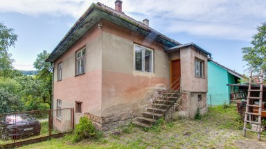 Prodej stavebního pozemku s rodinným domem k rekonstrukci – Sehradice, okres Zlín.
