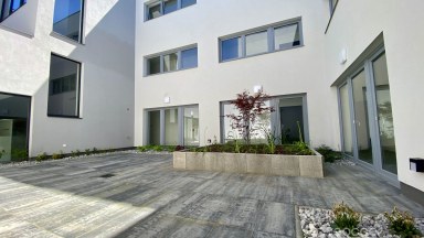 Nový apartmán s terasou a parkovacím stáním v prestižní čtvrti.