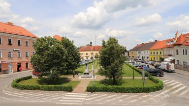 Pronájem pěkného bytu 2+kk 33 m2 + lodžie 3 m2 v centru Neveklova, okres Benešov.