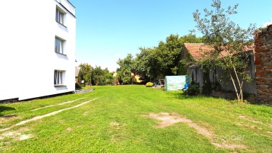 Pronájem pěkného bytu 2+kk 33 m2 + lodžie 3 m2 v centru Neveklova, okres Benešov.