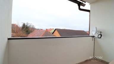 Pronájem pěkného bytu 2+kk 33 m2 + lodžie 3 m2 v centru Neveklova, okres Benešov.