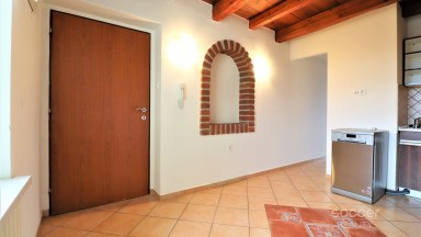 Pronájem pěkného bytu 2+kk 33 m2 + lodžie 3 m2 v centru Neveklova, okres Benešov.