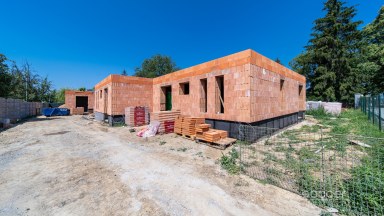 Prodej rezidenčního projektu – 3 nové rodinné domy, Praha–Koloděje.