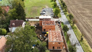 Prodej rezidenčního projektu – 3 nové rodinné domy, Praha–Koloděje.