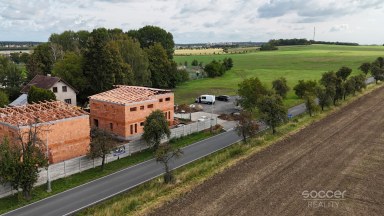 Prodej rezidenčního projektu – 3 nové rodinné domy, Praha–Koloděje.