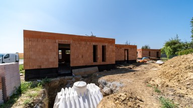 Prodej rezidenčního projektu – 3 nové rodinné domy, Praha–Koloděje.