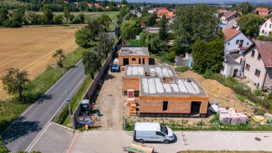 Prodej rezidenčního projektu – 3 nové rodinné domy, Praha–Koloděje.