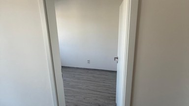 Pronájem novostavby bytu 2 + kk/L/G/S v Praze 15 - Hostivař, ulice Arnošta Staňka.